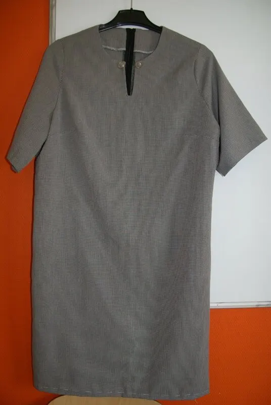 Une robe droite en lainage gris à manches courtes