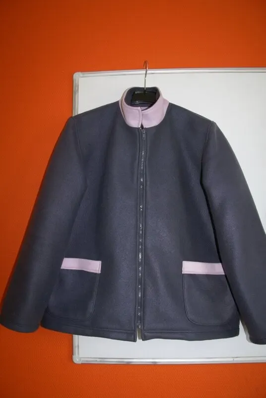 Une veste grise zippée à poches et col roses