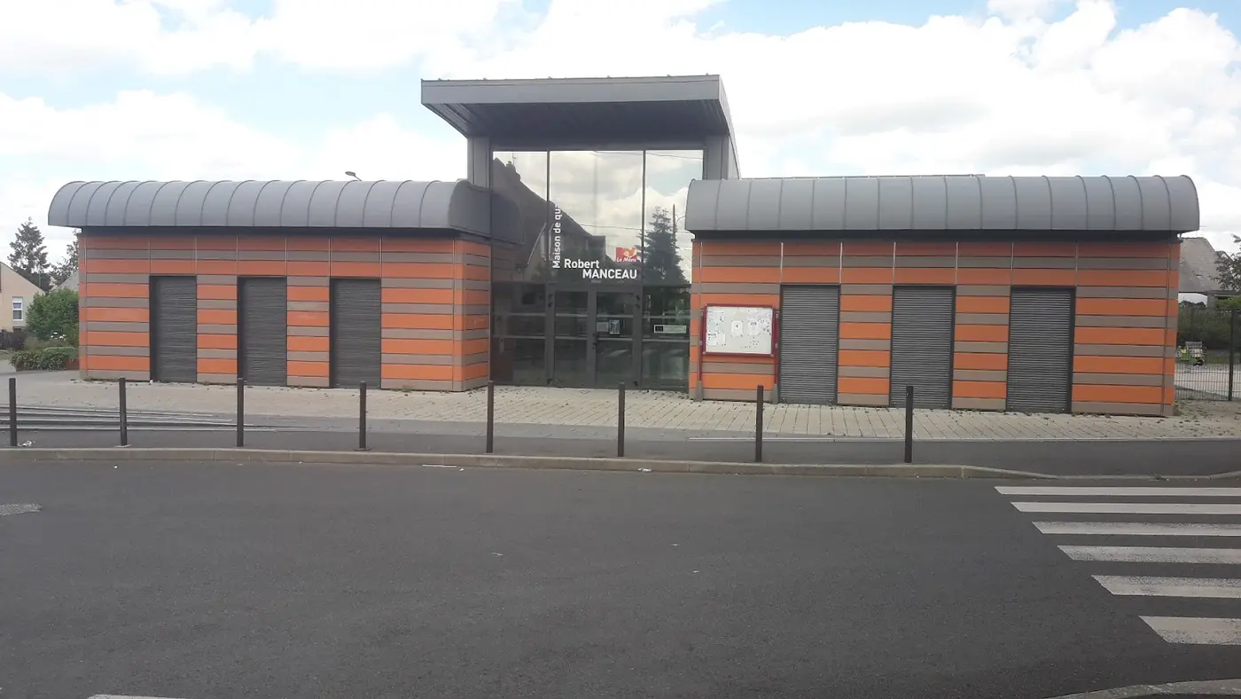 La Maison de quartier Robert Manceau, rue du Château d'Eau : un bâtiment de brique rayée aux toits arrondis